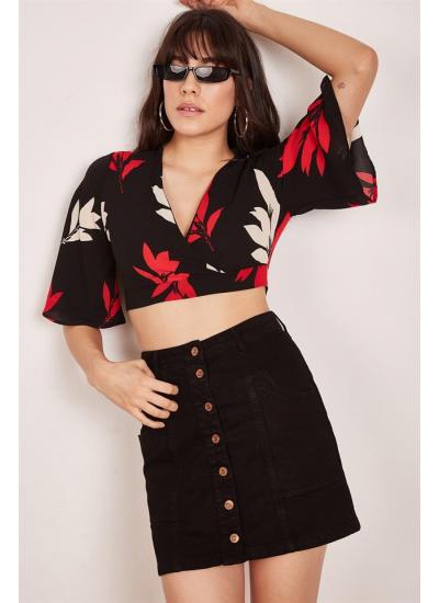 Kadın Siyah Kolları Volanlı Kruvaze Desenli Crop Top